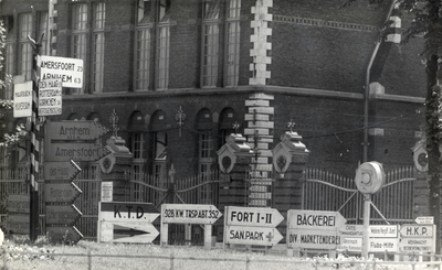 97544 Afbeelding van een wegwijzer en Duitstalige richtingborden voor de Van Sypesteynkazerne (Leidseweg 22) te Utrecht.